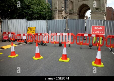 Straßensperrung im Stadtzentrum von Warwick für größere Wartungsarbeiten an der St. Mary`s Church, Warwickshire, Großbritannien Stockfoto